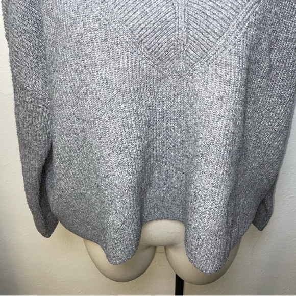 Express Gray V-Neck Sweater Women’s Small Soft Knit‎ Long Sleeve Pullover - Picture 5 of 10